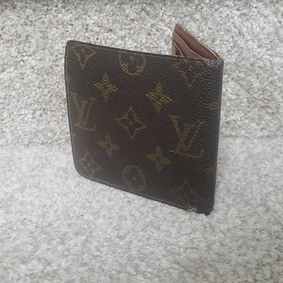 Louis Vuitton Monogram bifold wallet Authentic - Picture 2 of 8